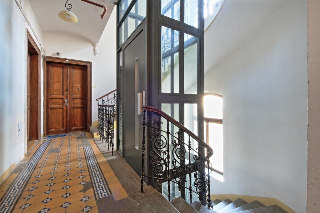 Apartment Visit In Prag